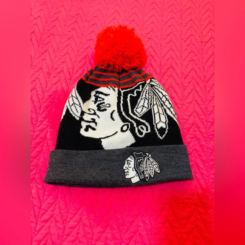 NEW ERA Chicago Blackhawks NHL Gray and Red Beanie